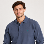 Essential Long Sleeve Polo — Signature em Denim — modelo, retrato frontal