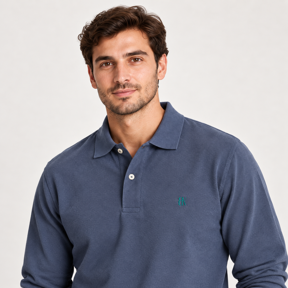 Essential Long Sleeve Polo — Signature em Denim — modelo, retrato frontal