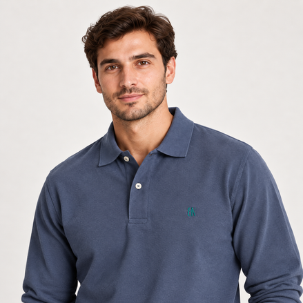 Essential Long Sleeve Polo — Signature em Denim — modelo, retrato frontal